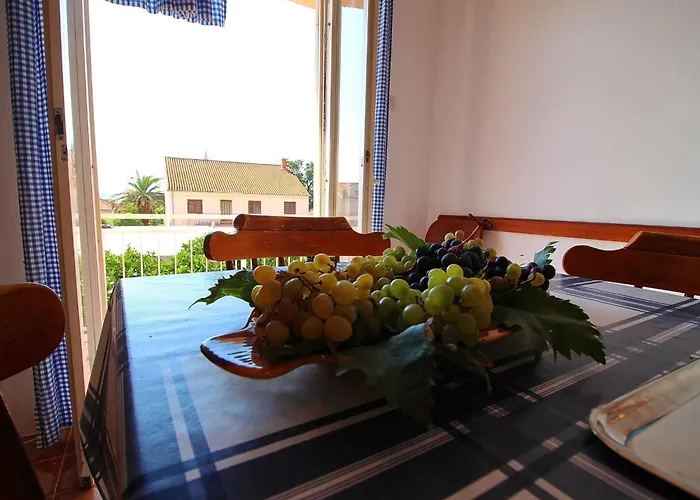 Three Bedroom With Terrace شقة *