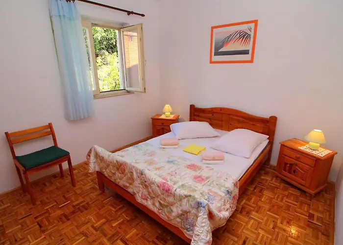 Three Bedroom With Terrace شقة *